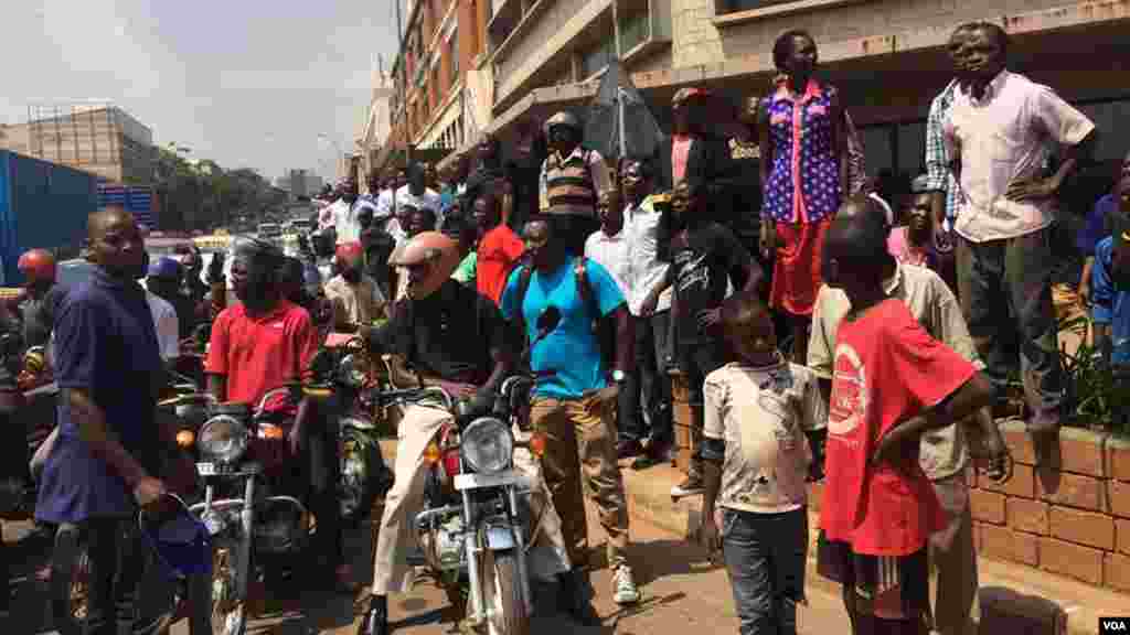 Les partisants Kizza Besigye &nbsp;protestent aprés son arrestation à Kampala, Ouganda, 15 février 2016.