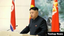 북한 김정은 국방위원회 제1위원장이 지난달 장거리 로켓 발사에 기여한 과학자와 간부들을 초대한 연회에서 연설하고 있다.