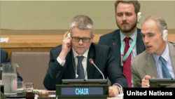 Iceland UN ambassador Einar Gunnarsson, the committee chair, and committee Secretary Moncef Khane follow the proceedings, New York, Oct. 25, 2017. (UN webcast)