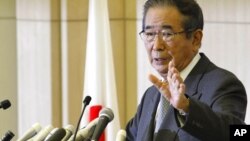 Tokyo Gov. Shintaro Ishihara speaks during a news conference in Tokyo, October 25, 2012. 