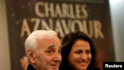 Aznavour te chante nan 7 lang, li te fè fanatik nan divès peyi, e li te ranpòte plizyè pri an Frans e a letranje.