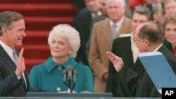 George H. W. Bush toma posse como Presidente