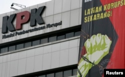 Spanduk menyerukan warga biasa untuk ikut pemberantasan korupsi terpampang di gedung KPK di Jakarta 11 Desember 2008. (Foto: Reuters)
