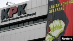 A banner calling on ordinary citizens to join the fight against corruption is displayed at the headquarters of Anti-Corruption Agency (KPK) in Jakarta December 11, 2008.