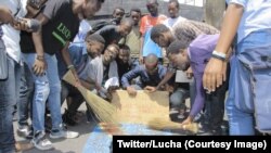 Des membres du mouvement Lutte pour le changement (Lucha) lors du lancement de la campagne dite "balayons les médiocres" à Goma, le 30 novembre 2018. (Twitter/Lucha)