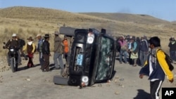 Kerusuhan di pertambangan tembaga Tinaya milik perusahaan Xstrata di Espinar, Peru (28/5). Pemerintah Peru menyatakan keadaan darurat 30 hari atas wilayah ini.