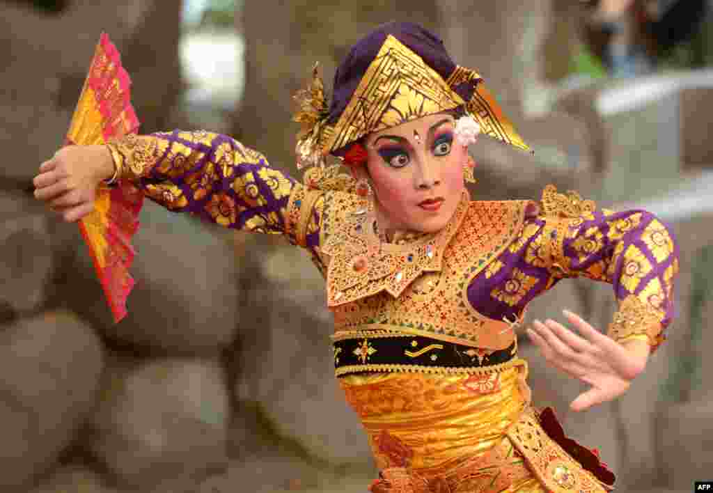 인도네시아 휴양지 발리에서 열린 국제 예술제에서 한 여성이 발리 전통춤 공연을 펼치고 있다.