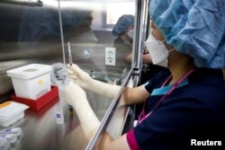 Seorang perawat mengikuti pelatihan vaksinasi COVID-19 di pusat vaksinasi COVID-19 di Seoul, Korea Selatan, 9 Februari 2021. (Foto: Reuters)