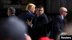 Agentes del Servicio Secreto tuvieron que intervenir para proteger a Donald Trump durante un mitin en Dayton, Ohio.