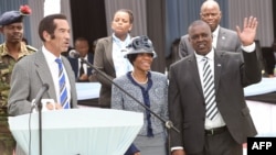 L'ex- président du Botswana, Seretse Ian Khama et son successeur Mokgweetsi Masisi à Serowe, le 27 mars 2018.