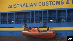 Australian Customs officer lowered a life boat with Sri Lankan refugees from Oceanic Viking, an Australian Customs Service patrol ship for bring transported to an Australian-funded detention center in Tanjung Pinang, file photo. 