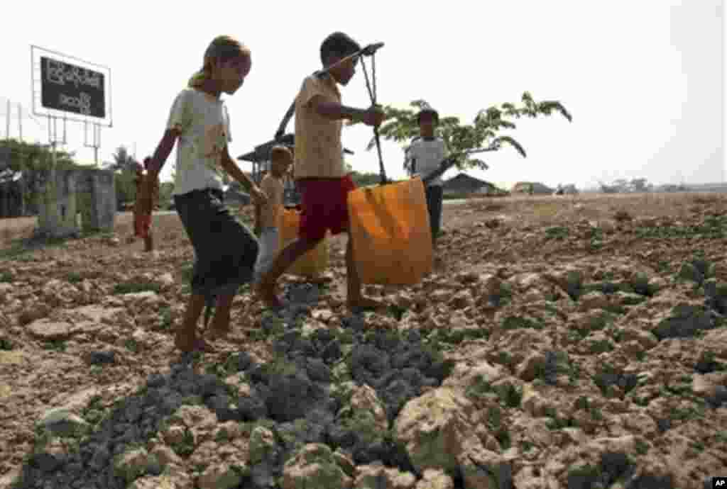 ျမန္မာႏိုင္ငံအႏွံအျပား ေရရွားပါးမွဳျပသနာႀကံဳေတြ႕ေနရ