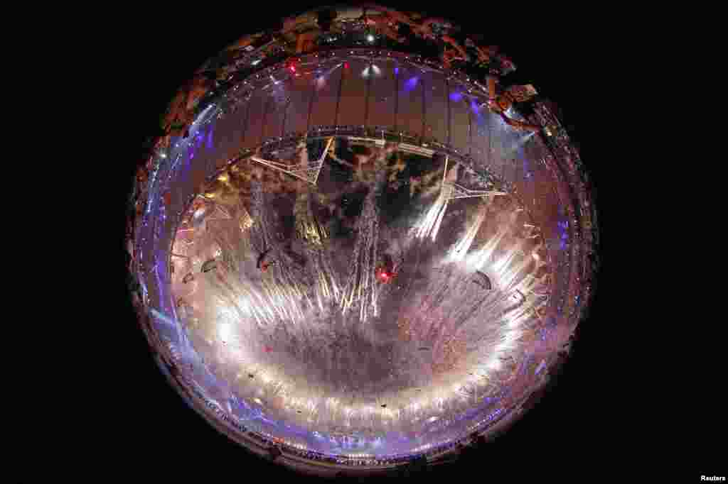 Kembang api terlihat dari lensa kamera pada penutupan Olimpiade London.