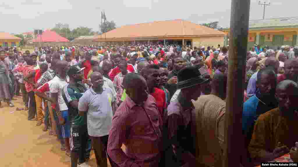 Des centaines de Nigérians font la queue devant un bureau de vote à la périphérie de la capitale Abuja, en attendant de voter lors de l&rsquo;élection présidentielle du 28 mars 2015.