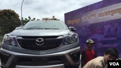 មែរ៖​ រថយន្ត​ទំនើប​ម៉ាក​ Mazda ដាក់តាំង​បង្ហាញនៅ​មុខ​ទីស្នាក់​កណ្តាល​ ​គណបក្ស​សម្ព័ន្ធ​ដើម្បី​ប្រជា​ធិបតេយ្យ សិ្ថត​នៅ​ក្នុង​ខ័ណ្ឌ​ទួលគោក​ រាជធានី​ភ្នំពេញ​។​ (ហ៊ុល​ រស្មី/VOA)​