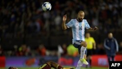 L'Argentin Javier Mascherano, à droite, et le Vénézuélien Salomon Rondon en duel pour le ballon lors du match de qualification pour la Coupe du Monde 2018 entre l’Argentine et le Venezuela à Buenos Aires, le 5 septembre 2017. 