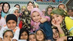 Anak-anak perempuan Muslim mengenakan hijab pada pelajaran agama di sebuah masjid di Telfs, Austria (foto: ilustrasi). 