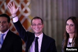 Ricardo Anaya, presidential candidate for the National Action Party (PAN), a part of the leading coalition "For Mexico in Front", gestures next to his wife Carolina Martinez after the first presidential debate in Mexico City, April 22, 2018.