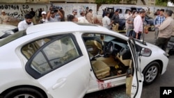 به گفته پلیس پاکستان دو موتورسوار خودرو امجد صابری را متوقف کردند و از شیشه جلو کناری، او را هدف چند گلوله قرار دادند.