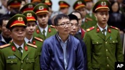 Trinh Xuan Thanh, center, appears in court in Hanoi, Vietnam, Monday, Jan. 8, 2018. (Doan Tan/Vietnam News Agency via AP)