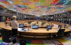 Presiden Komisi Eropa, Ursula von der Leyen (kiri) bersama para pemimpin Uni Eropa mengheningkan cipta sejenak untuk menghormati mendiang Presiden Perancis Valery Giscard d'Estaing sebelum dimulainya pertemuan meja bundar KTT Uni Eropa di gedung Dewan Eropa, Brussels, 11 Desember 2020.