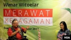 Wimar Witoelar dalam sebuah diskusi tentang Merawat Keragaman di Surabaya (Foto: VOA/Petrus Riski).