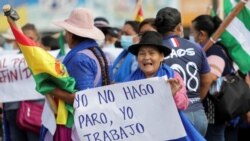 Simpatizante del presidente boliviano Luis Arce porta un cartel en Santa Cruz el 8 de noviembre de 2021 contra una huelga convocada por sectores opuestos a un proyecto de ley impulsado por el gobierno.