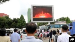 2017年7月29日平壤的民众通过电视屏幕观看导弹发射的新闻。