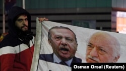 Un manifestant brandissant des photos de Tayyip Erdogan et de Fethullah Gulen, Istanbul, le 30 décembre 2013. 