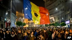 Warga Rumania melakukan protes atas insiden kebakaran di kelab malam "Collectiv", dalam aksi unjuk rasa di ibukota Bukares, hari Selasa (3/11).