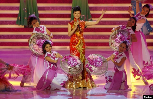 中国红歌星宋祖英2012年6月30日在香港演出。