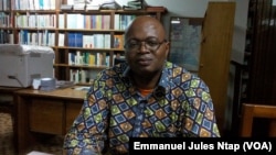 Éric Mathias Owona Nguini, enseignant université Yaoundé 2, le 11 octobre 2017. (VOA/Emmanuel Jules Ntap)