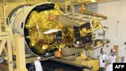 Các kỹ sư không gian Nga chuẩn bị phi thuyền không người lái Phobos-Grunt lúc phi thuyền sắp được phóng đi