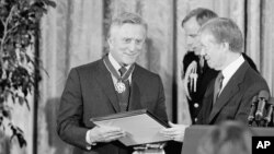 کرک داگلاس در سال ۱۹۸۱ و در زمان ریاست جمهوری جیمی کارتر، از او مدال آزادی دریافت کرد.