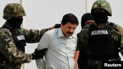 ນາຍ Joaquin Guzman (ຄົນກາງ) ຖືກທະຫານຄວບຄຸມໂຕ ທີ່
ນະຄອນ Mexico City ວັນທີ 22 ກຸມພາ, 2014.