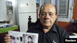 رائول بورخس، ۷۴ ساله، عکس پسرش، ارنستو را در دست دارد. ارنستو بورخس از ۱۶ سال پیش به جرم جاسوسی زندانی است - هاوانا، ۱۲ دی ماه