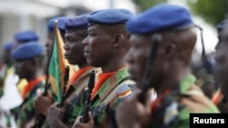 Des soldats ivoiriens lors d'une cérémonie d'hommage à Abidjan, le 8 avril 2016, aux soldats tués lors de l'attentat terroriste perpétré le 13 mars 2016 dans la station balnéaire de Grand-Bassam.