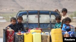 Les enfants d'un camp de personnes déplacées , province centrale de Marib, Yemen, le 30 avril 2016. (REUTERS/Ali Owidha) 