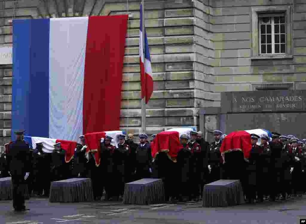 Police officers carry the coffins of the four victims of last week&#39;s knife attack during a ceremony in the courtyard of the Paris police headquarters.&nbsp;