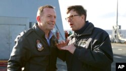 Perdana Menteri Australia (saat itu), Tony Abbott (kiri) berbincang dengan Duta Besar AS John Berry di USS Blue Ridge setibanya di Sydney Harbour, Australia, 3 Juli 2015. (Foto: dok).