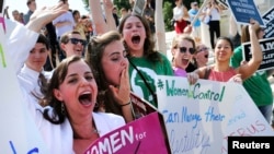 Des manifestants anti-avortement protestent à l'extérieur de la Cour suprême à Washington, 30 juin 2014. 