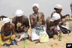 Para penganut voodoo melakukan pengorbanan di pantai saat Festival Voodoo tahunan di Ouidah, Benin, 13 Januari 2013. (Foto: AP)
