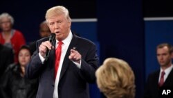 Le candidat républicain Donald Trump pointe du doigt la candidate démocrate Hillary Clinton lors du second débat à la Washington University dans la ville de St. Louis, le 9 octobre 2016.