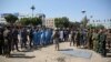 اعدام گروهی ٩ نفر توسط حوثی‌ها؛ مراسم از صفحه‌های نمایشگر بزرگ در میدان تحریر صنعا پخش شد