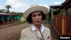 Bianca Jagger, militante des droits de l'homme, lors d'une interview avec Reuters avant une marche de protestation contre la construction du canal interocéanique à La Fonseca, au Nicaragua, le 15 août 2017.