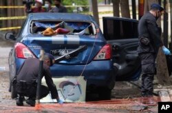Polisi penjinak bom memeriksa area sekitar lokasi serangan bom bunuh diri hari Minggu di Katedral Hati Kudus Yesus di Makassar, Sulawesi Selatan, Senin, 29 Maret 2021.