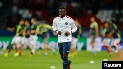  Serge Aurier s'échauffe avant un match pour le PSG, au parc des Princes, à Paris, le 13 septembre 2016.