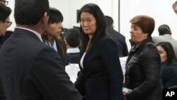ARCHIVO - Keiko Fujimori, la hija del expresidente de Perú, Alberto Fujimori, y líder del partido de oposición, centro, asiste a una audiencia en la que los fiscales solicitan 36 meses de detención preventiva por el presunto delito de lavado de dinero, en Lima, Perú. Oct.24,2018.