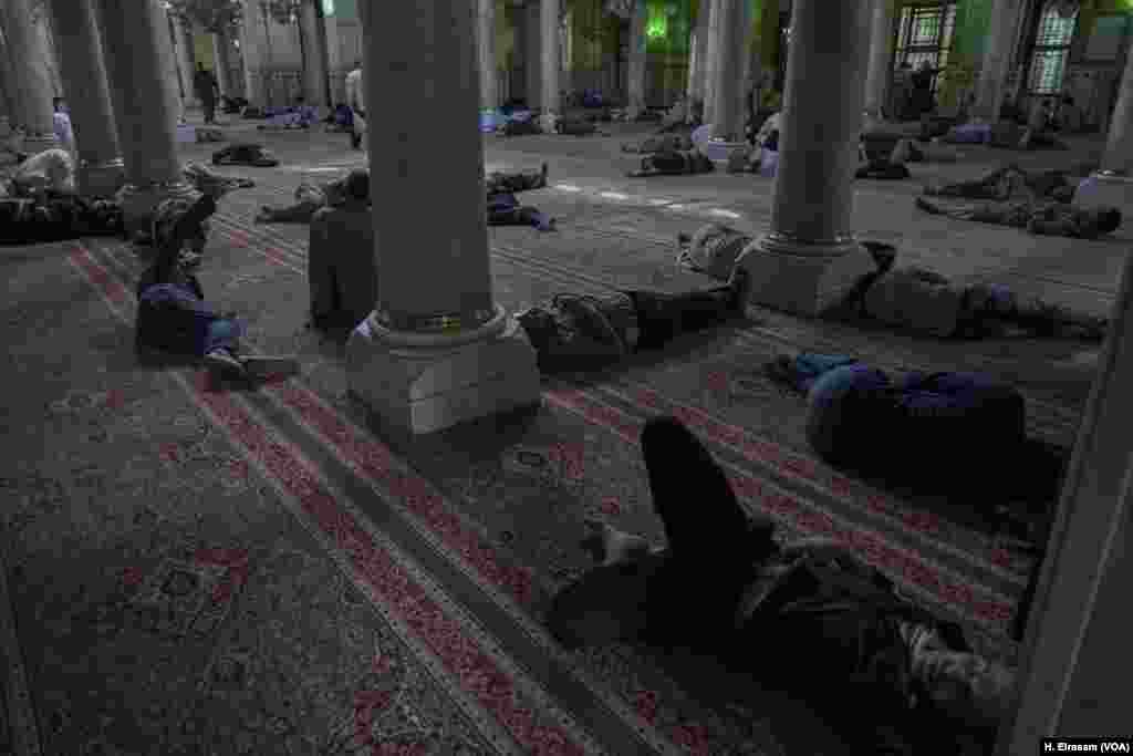 This year - despite the hot weather - Egyptian Muslims fast 15 hours. During that period, Muslims refrain from consuming food, drinking liquids, smoking, and engaging in sexual relations. Some Muslims sleep during the time of fasting.
