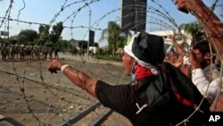 Những người ủng hộ tổng thống đã bị lật đổ biểu tình trước bản doanh của Vệ binh Cộng hòa ở Nasr City, Cairo, Ai Cập 8/7/13
